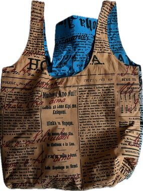 Kauluae Reversible Nupepa Print Tote Bag - Blue pocket attached
